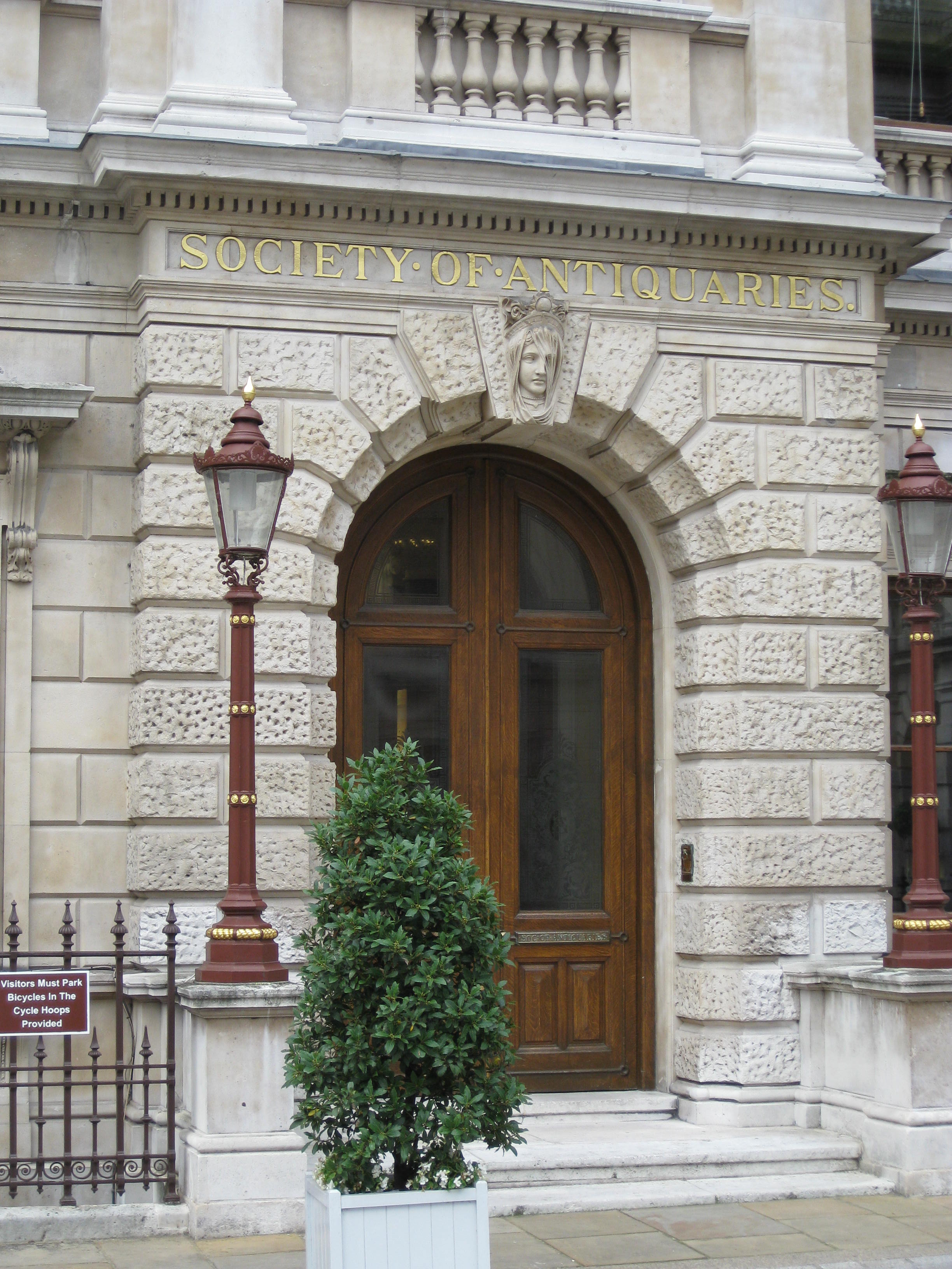 Photo of Burlington House by wikimedia user "Chemical Engineer"